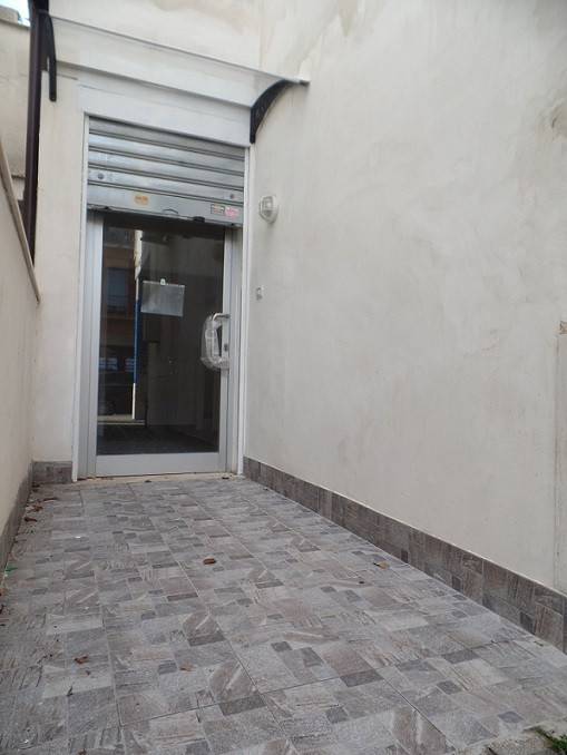 negozio in affitto ad Aprilia