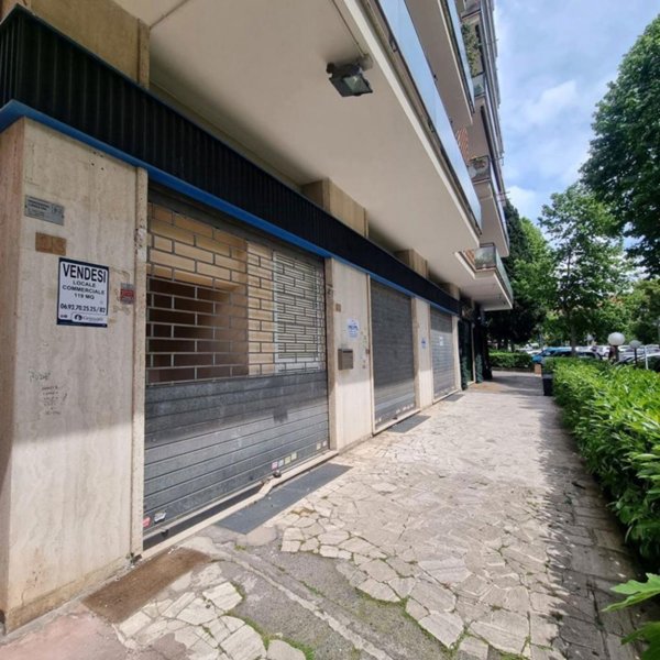 negozio in affitto ad Aprilia