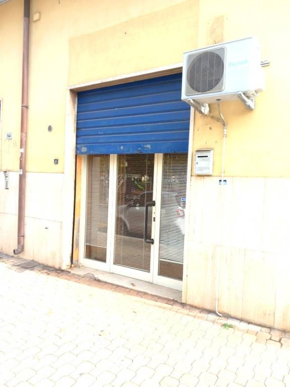 negozio in affitto ad Aprilia
