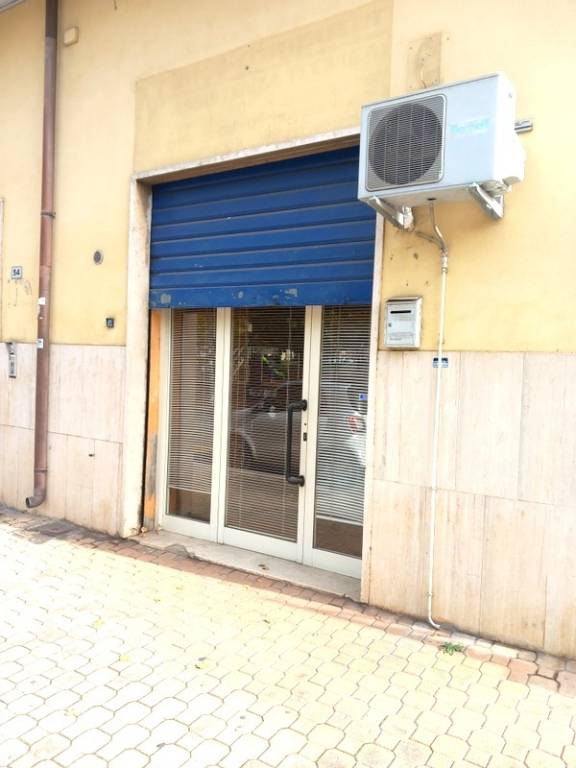 negozio in affitto ad Aprilia