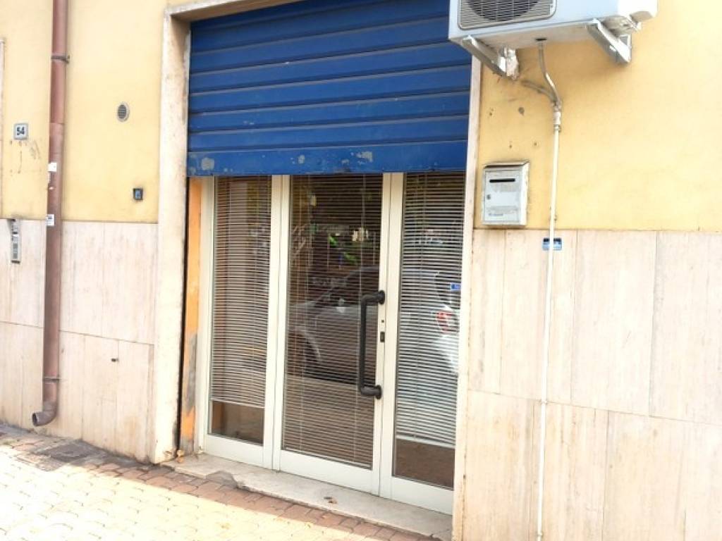negozio in affitto ad Aprilia
