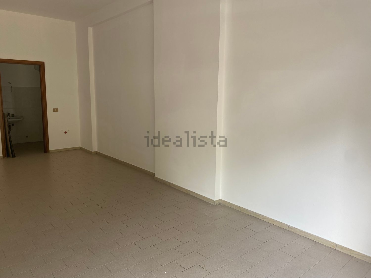 negozio in affitto ad Aprilia