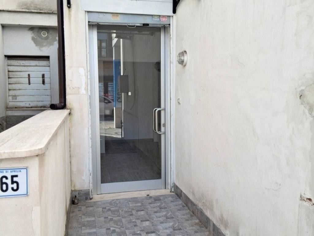 negozio in affitto ad Aprilia