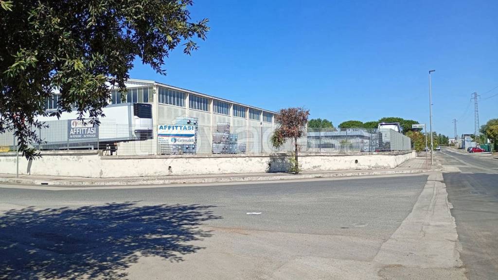 locale commerciale in affitto ad Aprilia