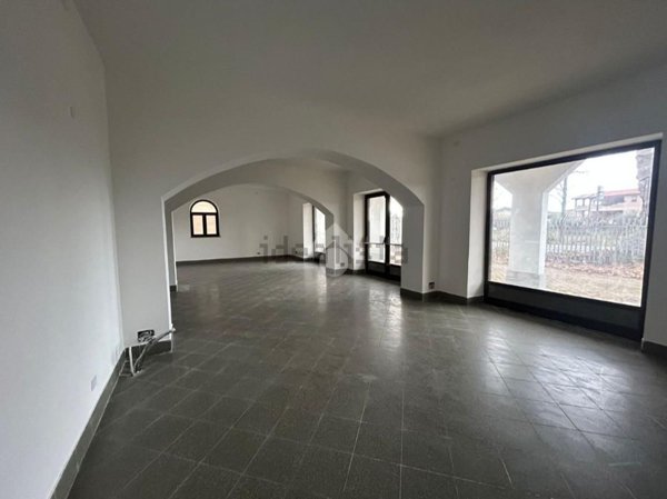 locale commerciale in affitto ad Aprilia