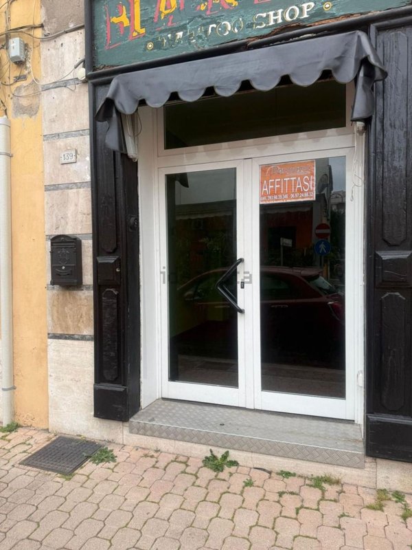 locale commerciale in affitto ad Aprilia