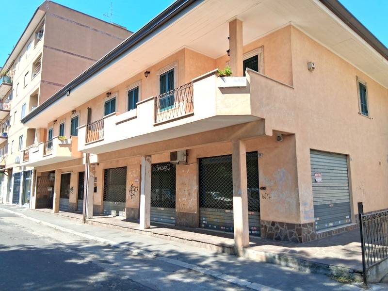 negozio in affitto ad Aprilia