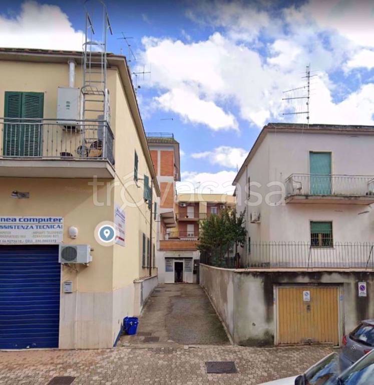 locale di sgombero in affitto ad Aprilia