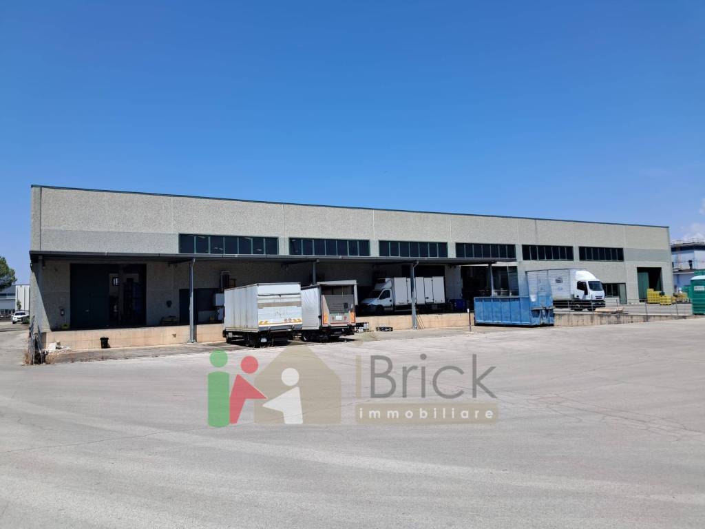 capannone in affitto ad Aprilia in zona Riserva Nuova