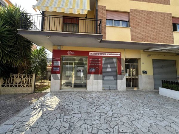 negozio in affitto ad Aprilia