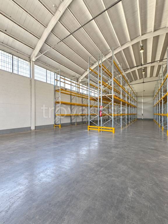 locale commerciale in affitto ad Aprilia in zona Casalazzara