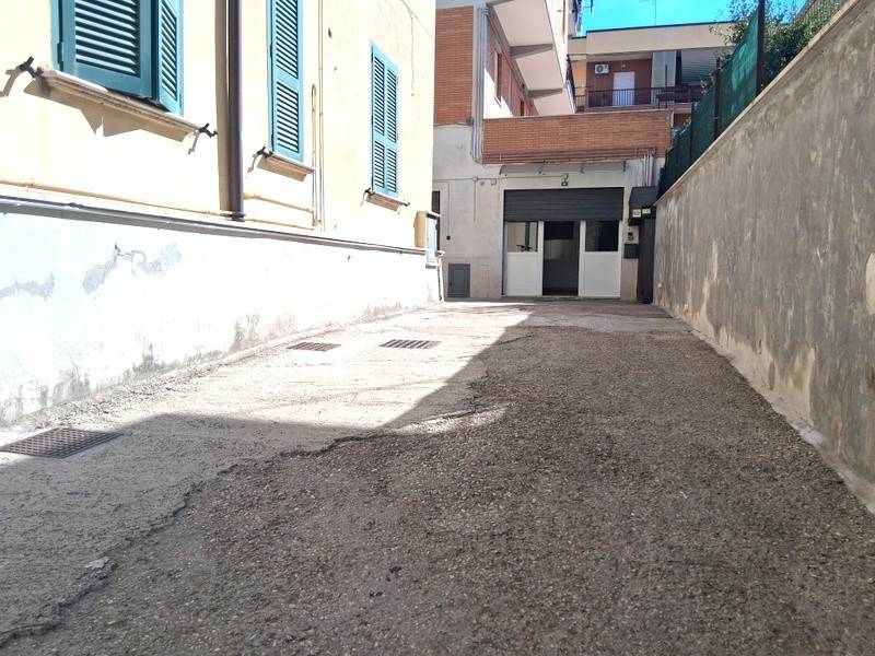 locale commerciale in affitto ad Aprilia