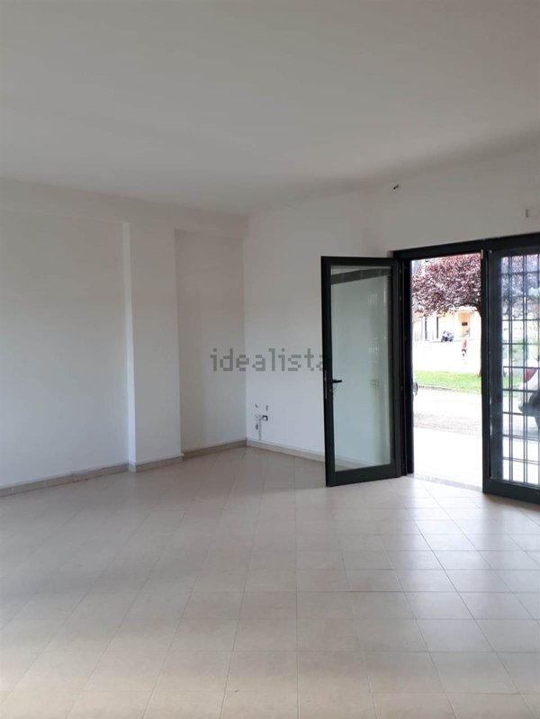 locale commerciale in affitto a Cisterna di Latina in zona Borgo Flora