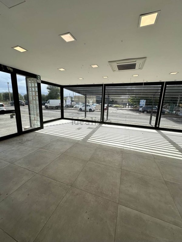 locale commerciale in affitto a Cisterna di Latina in zona Borgo Flora