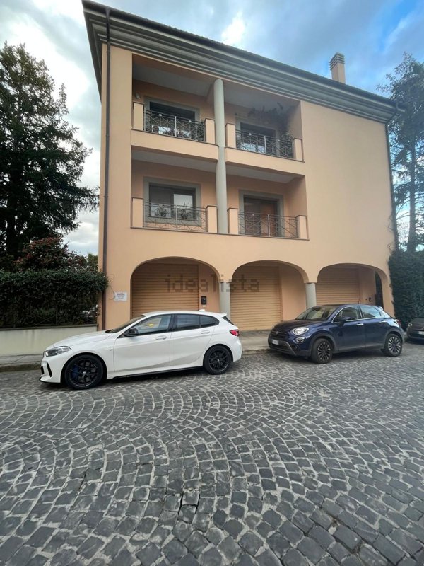 locale commerciale in affitto a Cisterna di Latina