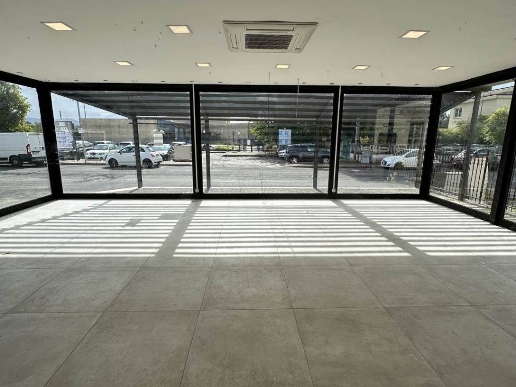 negozio in affitto a Cisterna di Latina in zona Borgo Flora