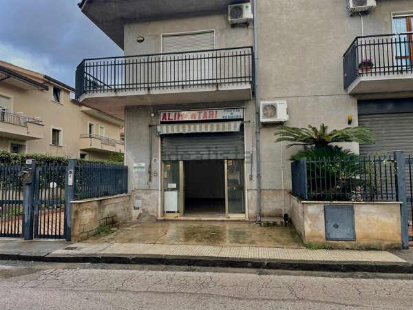 locale commerciale in affitto a Fondi