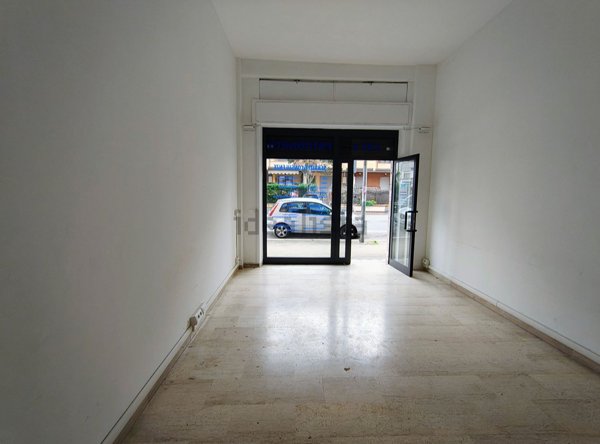 locale commerciale in affitto a Latina