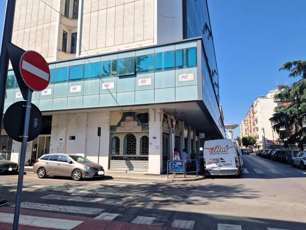 locale commerciale in affitto a Latina