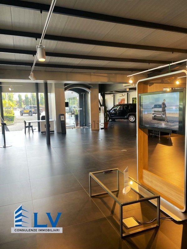 locale commerciale in affitto a Latina