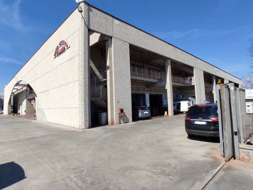 locale commerciale in affitto a Latina