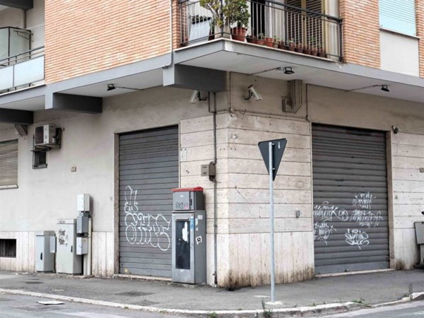 locale commerciale in affitto a Latina