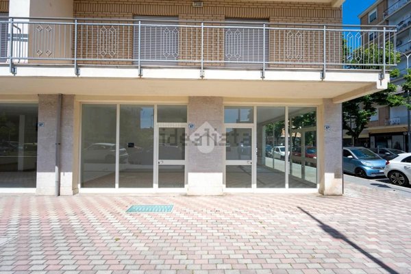locale commerciale in affitto a Latina