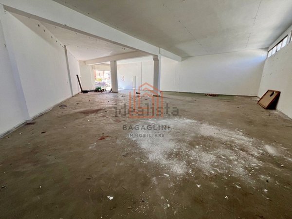 locale commerciale in affitto a Latina