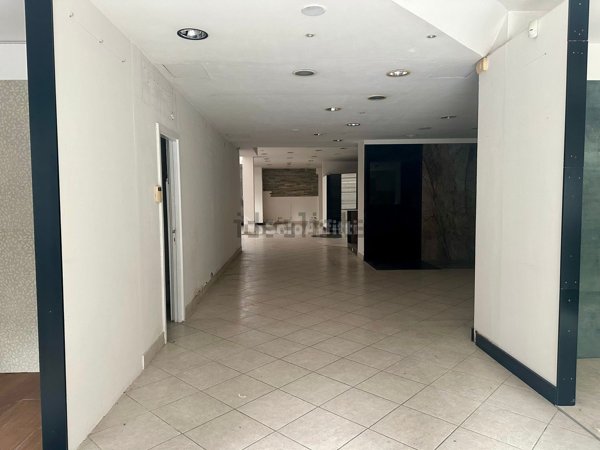 locale commerciale in affitto a Latina