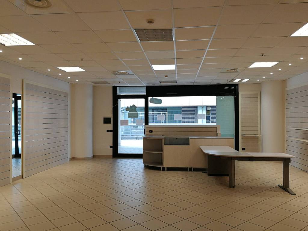 negozio in affitto a Latina