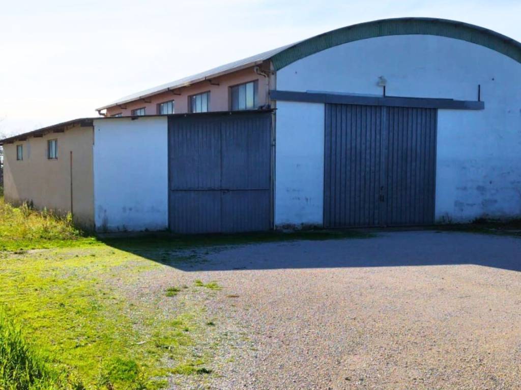 locale commerciale in affitto a Latina