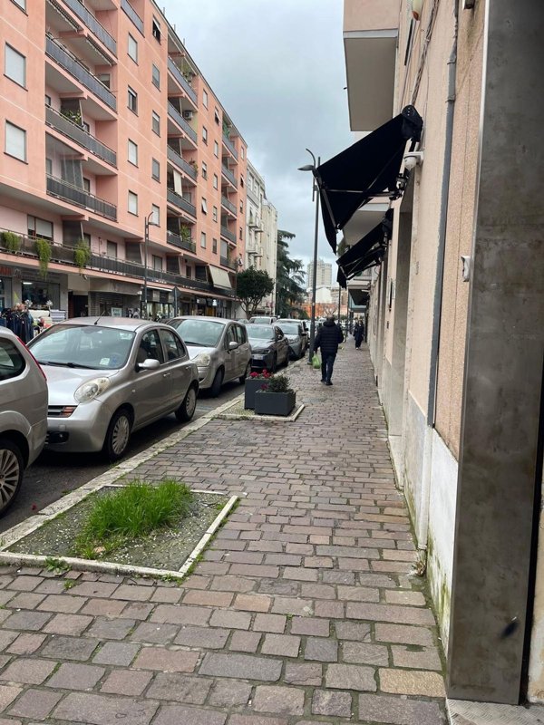 locale commerciale in affitto a Latina