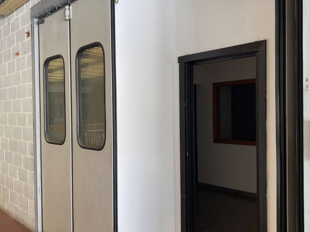 locale commerciale in affitto a Latina