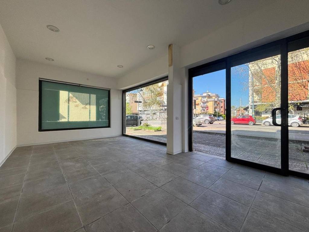 negozio in affitto a Latina in zona Centro Città