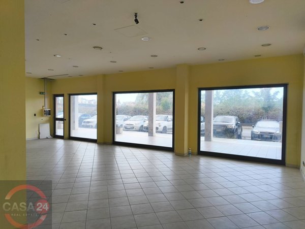 locale commerciale in affitto a Latina