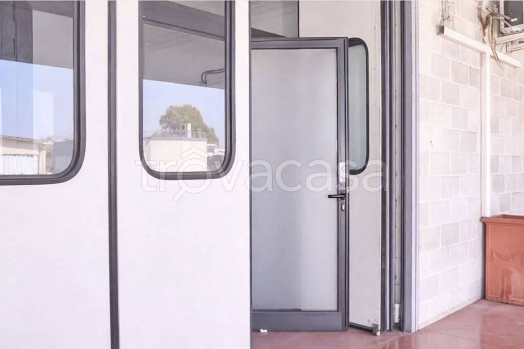 locale commerciale in affitto a Latina