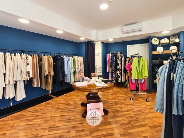 locale commerciale in affitto a Latina