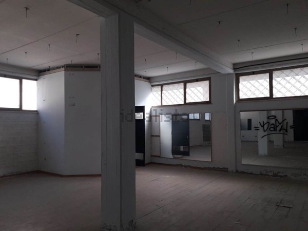 locale commerciale in affitto a Latina