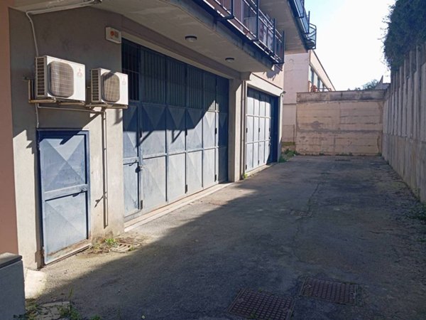 locale commerciale in affitto a Latina