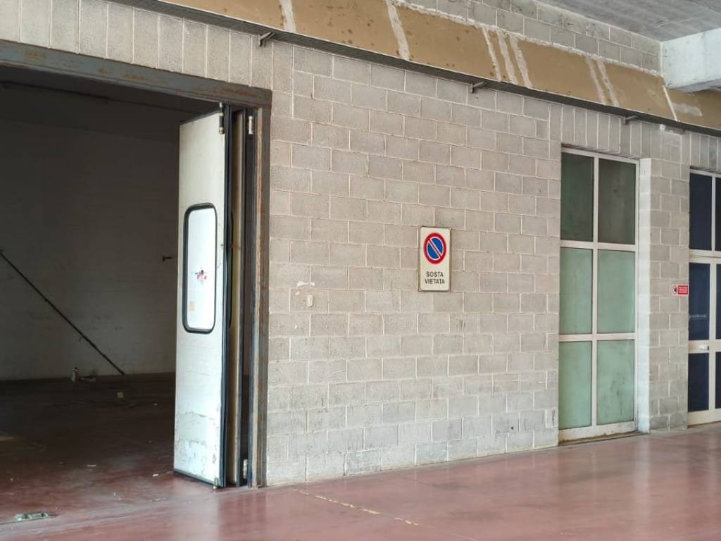 locale commerciale in affitto a Latina