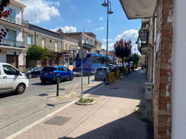 locale commerciale in affitto a Minturno in zona Marina