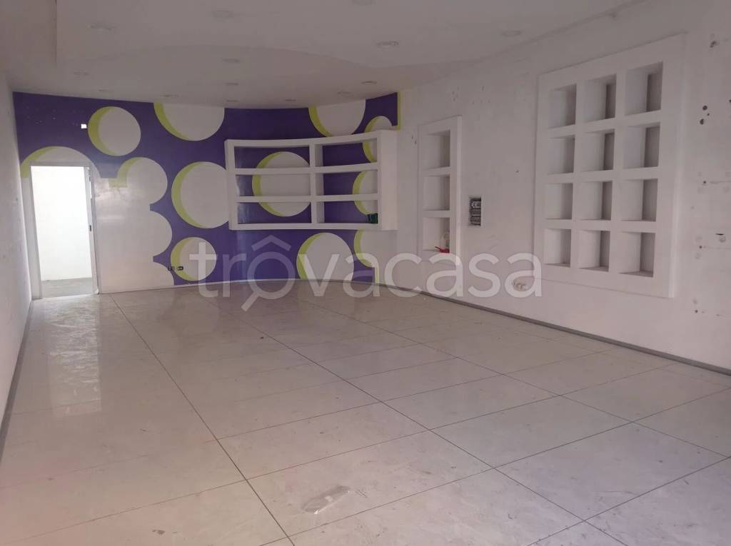 negozio in affitto a Minturno in zona Scauri