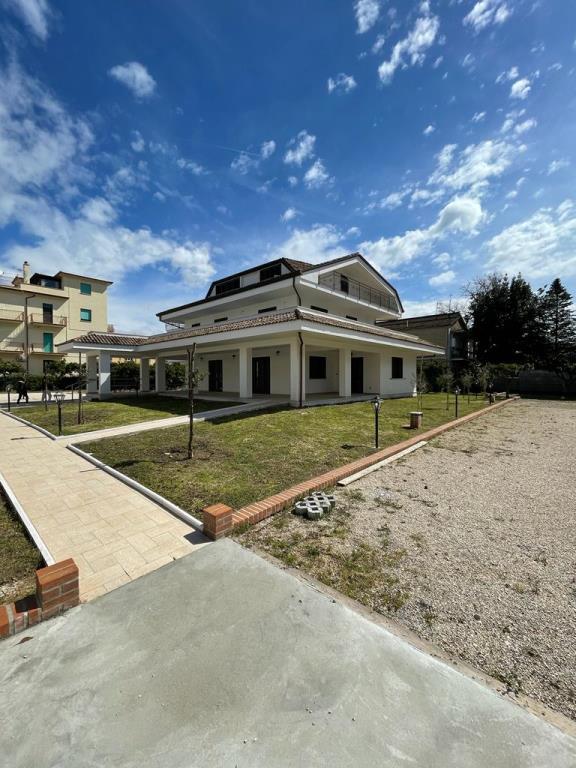 ufficio in affitto a Minturno in zona Scauri