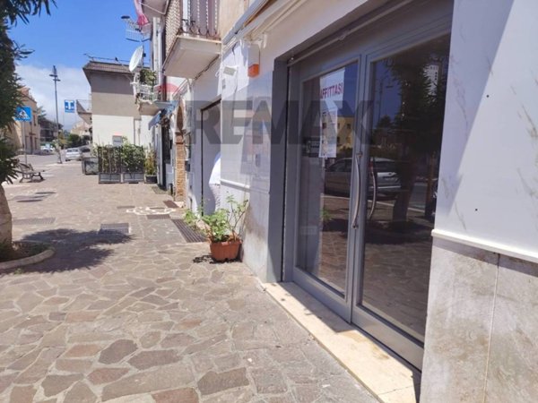 negozio in affitto a Minturno in zona Scauri