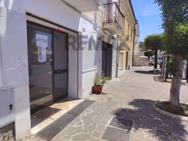 negozio in affitto a Minturno in zona Scauri