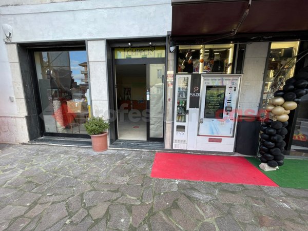 negozio in affitto a Minturno in zona Scauri