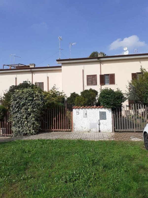 pentavano in affitto a Sabaudia in zona Bella Farnia