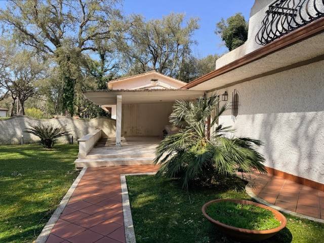 casa indipendente in affitto a Sabaudia in zona Baia d'Argento