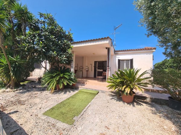 casa indipendente in affitto a Sabaudia in zona Baia d'Argento