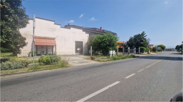 negozio in affitto ad Alatri in zona Tecchiena